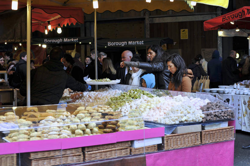 西方人,商店,站,横图,室外,白天,正面,购物,消费,欧洲,欧洲人,一堆,许多,行人,游客,游人,握,指,堆叠,堆积,服装,食品,糖,糖果,甜点,甜品,软糖,很多,许多人,拿,拿着,注视,指点,休闲装,商铺,路人,旅客,食物,衣服,甜食,观察,看,站着,一群人,休闲,休闲服,握着,金融,服饰,观看,堆,察看,指向,关注,选购,贸易,血拼,市肆,商号,过客,男人,男性,年轻男性,年轻女性,女人,女性,白种人,站立,半身,彩图,店铺