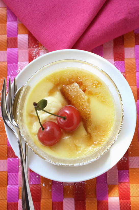 点心,无人,竖图,俯视,室内,特写,白天,桌面,桌子,樱桃,餐具,水果,金属制品,阴影,新鲜,反射,金属,木制,布料,叉子,碟子,盘,影子,陶瓷,生食,食品,布丁,甜点,甜品,果实,陶瓷制品,布纹,桌布,食物,一个,盘子,餐巾,木制品,容器,碟,台布,碗,果冻,甜食,零食,有机食品,绿色食品,单个,储藏,储存,啫喱,餐叉,保洁方巾,口布,进餐用具,樱珠,莺桃,英桃,楔桃,牛桃,荆桃,彩图,高角度拍摄,贮存