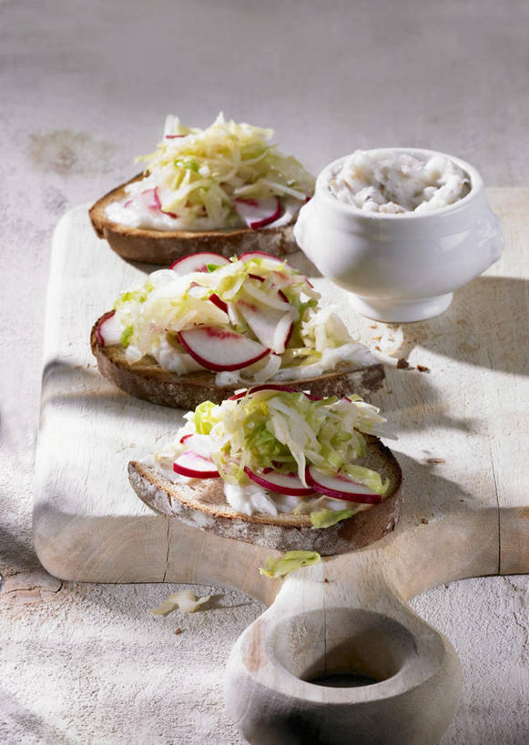 点心,面包,无人,竖图,俯视,室内,特写,白天,桌面,桌子,蔬菜,椰菜,卷心菜,阴影,新鲜,反射,木制,影子,陶瓷,生食,蔬菜沙拉,沙拉,食品,面点,案板,陶瓷制品,色拉,沙律,砧板,食物,糕点,一个,木制品,容器,碗,黑面包,甘蓝,有机食品,绿色食品,单个,色拉酱,储藏,全麦面包,储存,千岛酱,麸皮面包,结球甘蓝,甘兰,包心菜,彩图,高角度拍摄,贮存