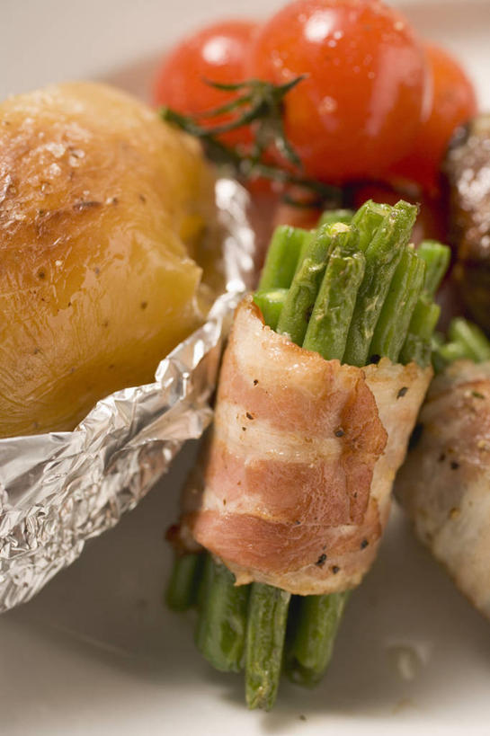 无人,竖图,俯视,室内,特写,白天,植物,桌面,桌子,豆,蔬菜,土豆,西红柿,小番茄,阴影,新鲜,反射,木制,包装,包装纸,铝箔纸,锡箔纸,影子,纸,豆类,豆子,肉,食品,纸张,培根,猪肉,肉类,食物,木制品,有机食品,绿色食品,包装材料,肉食,锡箔,豆科,铝箔,豚肉,馍馍蛋,青大豆,小西红柿,樱桃小番茄,珍珠小番茄,樱桃番茄,洋芋,圣女果,山药蛋,青豆,马铃薯,番茄,彩图,高角度拍摄,烟肉,腌熏