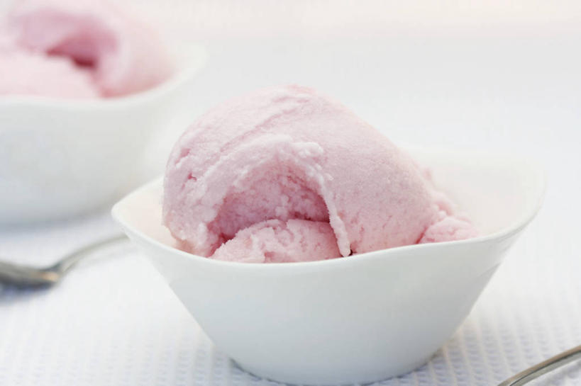 无人,横图,俯视,室内,特写,白天,桌面,桌子,金属制品,阴影,朦胧,模糊,反射,金属,木制,影子,勺子,陶瓷,冰激凌,陶瓷制品,清凉,两个,粉色,木制品,容器,调羹,汤匙,碗,冷饮,舒服,冰淇淋,储藏,解暑,储存,解渴,雪糕,舒爽,冰糕,消暑,彩图,高角度拍摄,贮存