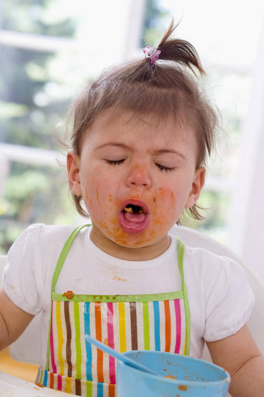 西方人,儿童,一个人,闭眼,哭,竖图,室内,白天,正面,纯洁,植物,窗户,欧洲,欧洲人,仅一个女性,仅一个人,服装,朦胧,模糊,装饰,头饰,围裙,勺子,陶瓷,调料,酱料,酱汁,佐料,陶瓷制品,调味品,调味料,休闲装,酱,玻璃窗,树,树木,小孩,衣服,绿色,自然,发饰,容器,饰品,调羹,汤匙,碗,张嘴,仅一个小孩,休闲,休闲服,可爱,童年,童趣,眼泪,服饰,生长,成长,储藏,华丽,修饰,点缀,泪水,储存,头绳,张大嘴巴,童真,烂漫,无邪,配饰,衬托,美观,雅致,雅观,天真,女孩,女人,女性,白种人,孩子,张开嘴,闭眼睛,闭着眼,闭着眼睛,半身,彩图,哭泣,哭啼,贮存,发绳,女生