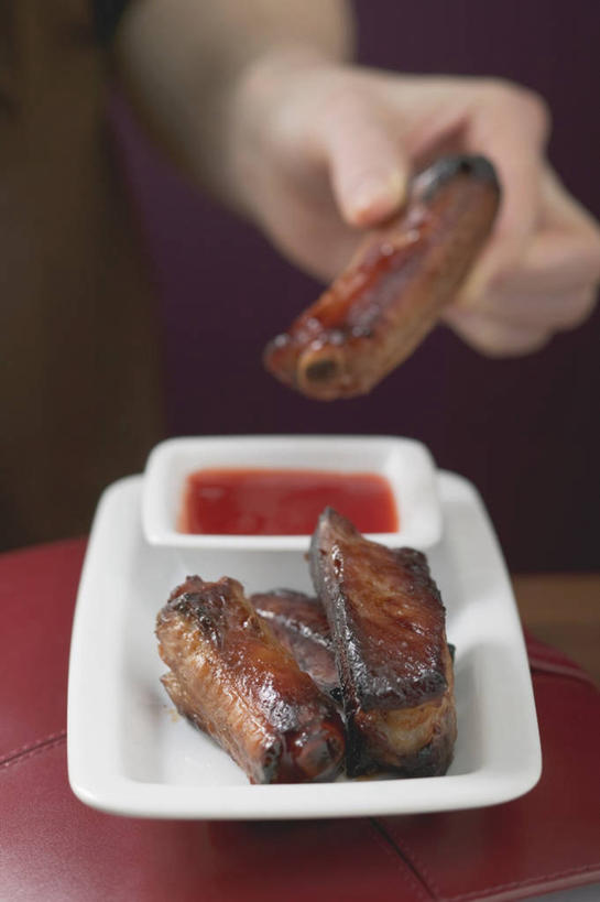 西方人,手,骨骼,一个人,竖图,俯视,室内,特写,白天,桌面,桌子,餐具,欧洲,欧洲人,仅一个年轻女性,仅一个女性,仅一个人,握,阴影,服装,反射,粘稠,木制,碟子,盘,影子,调料,酱料,酱汁,排骨,肉,佐料,糖,骨头,调味品,拿,调味料,拿着,休闲装,猪肉,酱,辣酱,肉类,两个,衣服,盘子,木制品,碟,休闲,手部,休闲服,握着,服饰,糖浆,单手,辣椒酱,骨架,小排,肉食,黏稠,豚肉,浓厚,年轻女性,女人,女性,白种人,半身,彩图,高角度拍摄