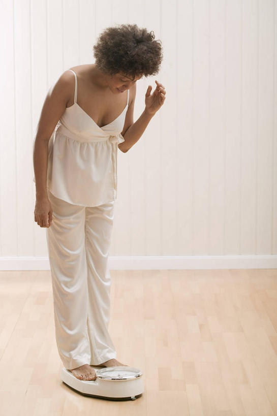 西方人,一个人,站,竖图,室内,白天,正面,仪器,吊带,欧洲,非洲,黑人,欧洲人,仅一个年轻女性,仅一个女性,仅一个人,服装,墙,生活,注视,吊带衫,墙壁,墙面,衣服,白色,低头,观察,看,站着,健康,服饰,观看,察看,衡量,体重,衣着,穿着,关注,计量,衡器,健康秤,垂头,衣饰,年轻女性,女人,女性,非洲人,秤,体重秤,站立,彩图,全身