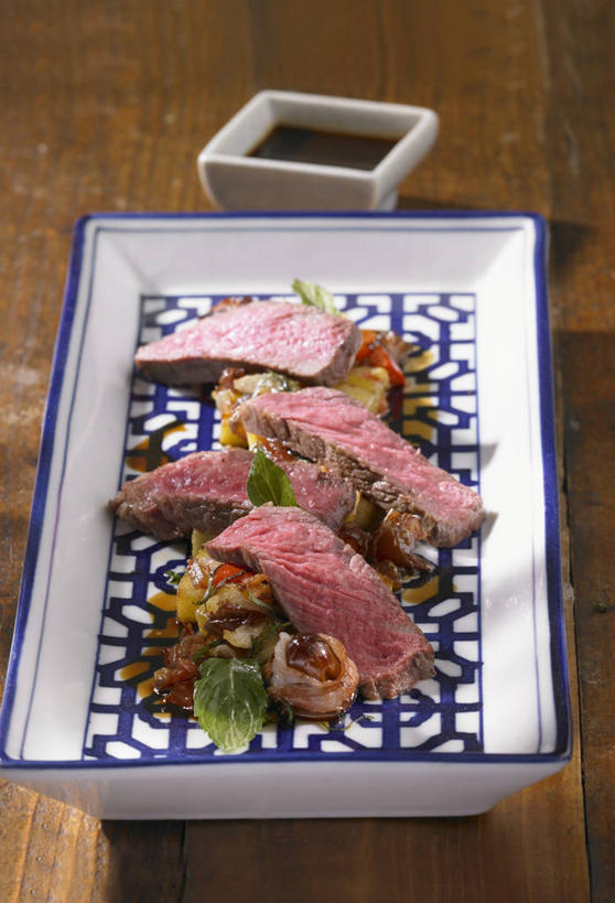 无人,竖图,俯视,室内,特写,白天,烹饪,西餐,桌面,桌子,蔬菜,餐具,叶子,阴影,新鲜,反射,木制,碟子,盘,影子,调料,肉,牛肉,料理,食品,绿叶,调味品,调味料,酱油,菜肴,美食,肉类,食物,两个,盘子,木制品,碟,嫩叶,西式,佳肴,有机食品,绿色食品,肉食,豉油,叶,叶片,彩图,高角度拍摄