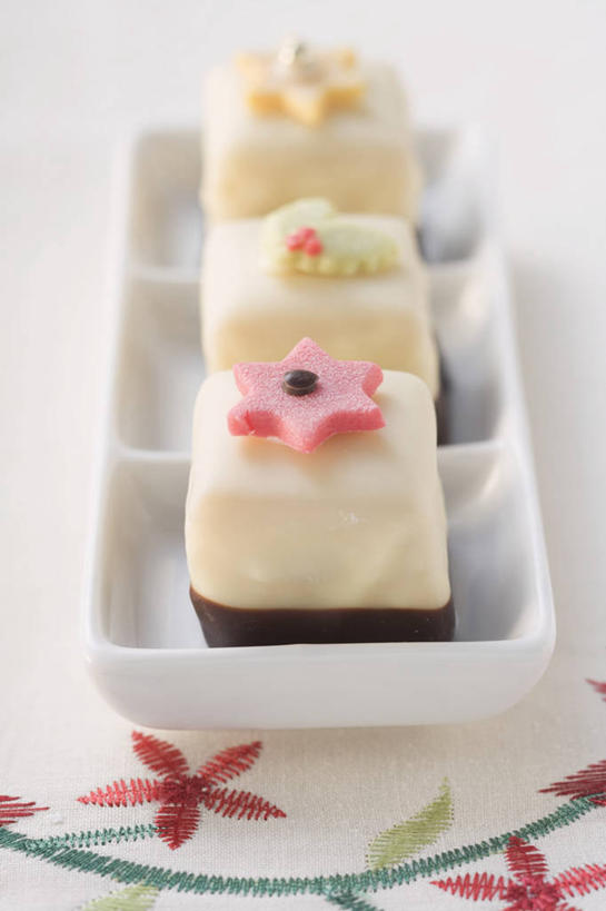 点心,无人,竖图,俯视,室内,特写,白天,白色背景,下午茶,桌面,桌子,圣诞节,一排,阴影,节日,庆祝,整齐,反射,木制,影子,陶瓷,食品,陶瓷制品,文化,食物,糕点,排列,三个,一个,木制品,容器,碗,庆典,摄影,影棚,单个,纪念,储藏,储存,队列,彩图,高角度拍摄,影棚拍摄,拍摄,贮存,蛋糕