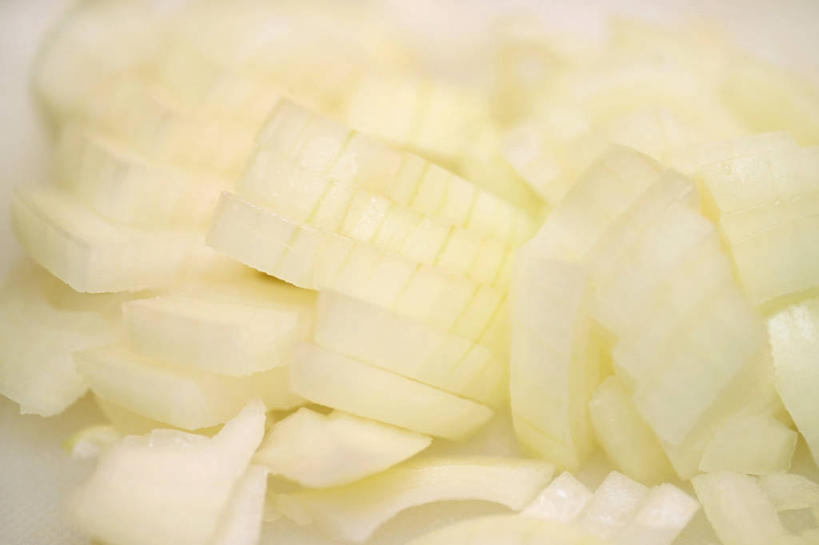 无人,横图,俯视,室内,特写,白天,白色背景,桌面,桌子,洋葱,一堆,许多,阴影,堆叠,堆积,反射,木制,影子,很多,白色,木制品,摄影,影棚,堆,玉葱,圆葱,洋葱头,球葱,葱头,彩图,高角度拍摄,影棚拍摄,拍摄