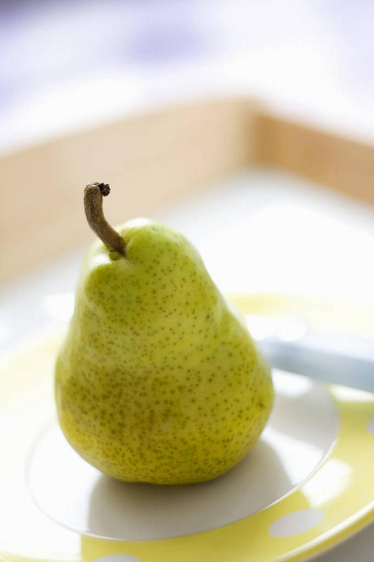 无人,竖图,俯视,室内,特写,白天,桌面,桌子,梨,水果,阴影,朦胧,模糊,新鲜,反射,木制,影子,生食,食品,果实,食物,一个,绿色,木制品,香梨,有机食品,绿色食品,单个,生梨,彩图,高角度拍摄