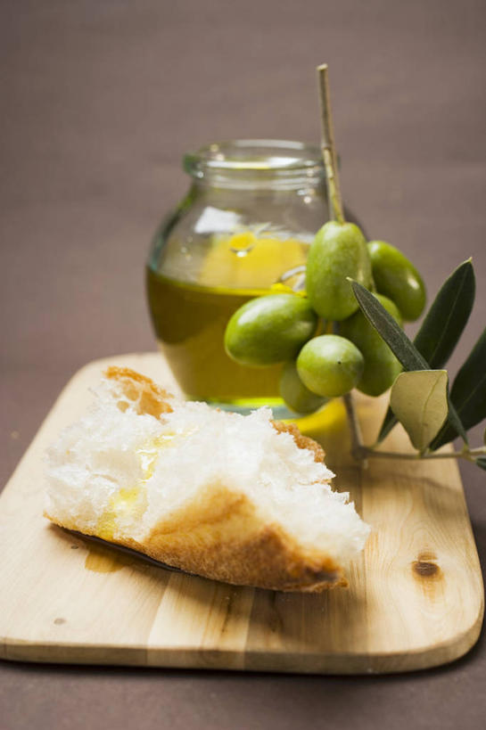 点心,面包,无人,竖图,俯视,室内,特写,白天,植物,桌面,桌子,橄榄,水果,叶子,玻璃,阴影,棕色背景,新鲜,反射,木制,纹理,影子,生食,食用油,油,橄榄油,食品,面点,果实,绿叶,案板,玻璃制品,砧板,食物,糕点,一个,绿色,玻璃瓶,木制品,瓶子,嫩叶,摄影,有机食品,绿色食品,影棚,单个,广口瓶,白面包,植物油,肌理,叶,叶片,叶脉,青果,白榄,彩图,高角度拍摄,影棚拍摄,拍摄