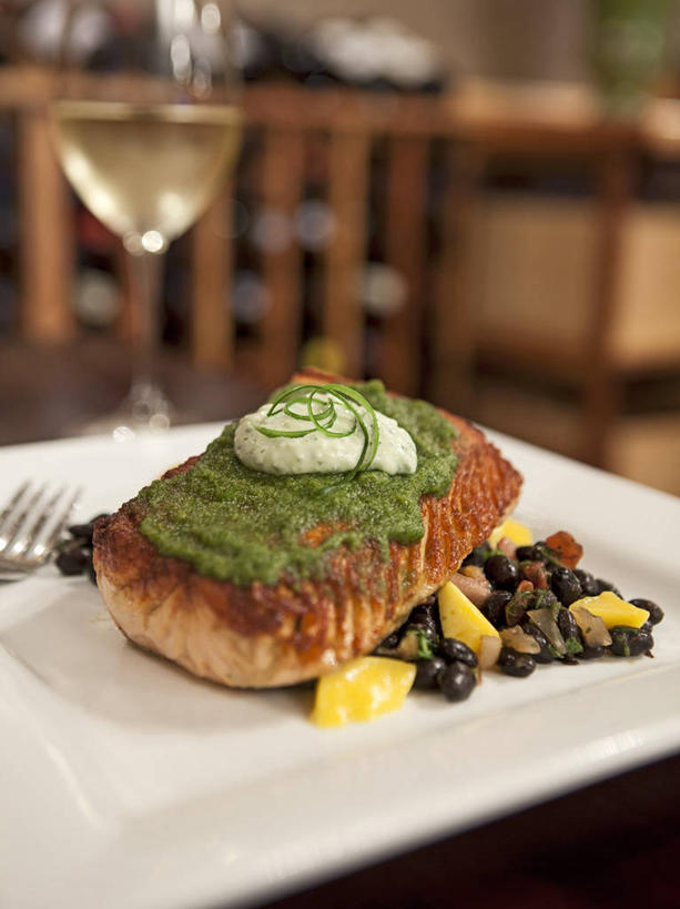 三文鱼,红酒,葡萄酒,无人,竖图,室内,特写,白天,正面,烹饪,西餐,植物,桌面,桌子,鲑鱼,芒果,豆,辣椒,蔬菜,杯子,餐具,水果,阴影,朦胧,模糊,新鲜,反射,纹路,木制,碟子,高脚杯,盘,纹理,影子,豆类,豆子,黑豆,肉,生食,鱼肉,料理,食品,果实,红酒杯,白葡萄酒,酒类,蔬果,菜肴,美食,肉类,玻璃制品,酒,食物,饮料,一个,盘子,酒杯,木制品,碟,西式,佳肴,有机食品,绿色食品,单个,大马哈鱼,葡萄酒杯,肉食,豆科,辣角,红海椒,大椒,辣虎,广椒,乌豆,乌大豆,肌理,撒蒙鱼,萨门鱼,冰海之皇,鲑,马哈鱼,麻哈鱼,大麻哈鱼,玻璃杯,望果,蜜望,檬果,闷果,漭果,杧果,庵波罗果,辣子,红辣椒,海椒,番椒,彩图