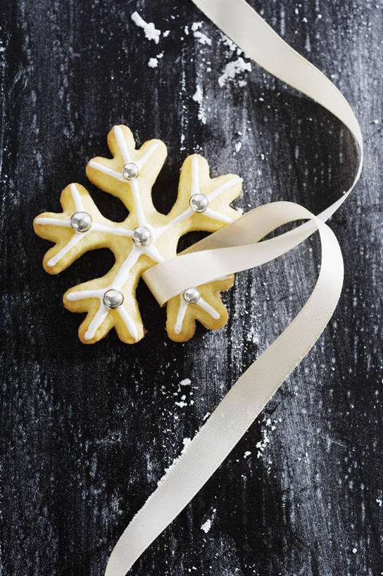 点心,无人,竖图,俯视,室内,特写,白天,桌面,桌子,圣诞节,阴影,节日,庆祝,装饰,反射,木制,丝绸,丝带,影子,雪花,食品,缎带,曲奇,文化,绸带,食物,木制品,饼干,零食,庆典,纪念,华丽,修饰,点缀,曲奇饼,曲奇饼干,衬托,美观,雅致,雅观,彩图,高角度拍摄