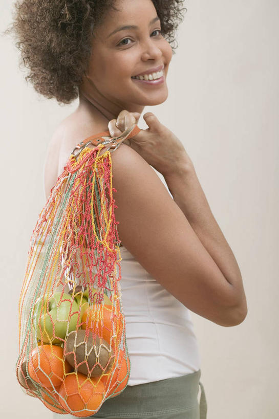 西方人,一个人,站,笑,微笑,露齿笑,竖图,室内,白天,侧面,苹果,柑橘,袋子,水果,欧洲,非洲,黑人,欧洲人,仅一个年轻女性,仅一个女性,仅一个人,握,服装,新鲜,生食,食品,果实,拿,拿着,扭头,注视,休闲装,网袋,食物,一个,衣服,容器,观察,看,站着,转头,休闲,休闲服,握着,摄影,服饰,有机食品,绿色食品,影棚,单个,观看,储藏,察看,储存,关注,年轻女性,女人,女性,非洲人,橘子,桔子,橙子,橙,站立,半身,彩图,影棚拍摄,拍摄,贮存