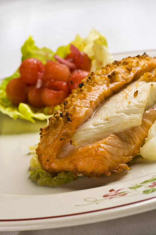 三文鱼,无人,竖图,俯视,室内,特写,白天,白色背景,桌面,桌子,鲑鱼,蔬菜,餐具,阴影,新鲜,反射,纹路,木制,碟子,盘,纹理,影子,生菜,莴苣,肉,生食,蔬菜沙拉,鱼肉,沙拉,食品,色拉,沙律,肉类,食物,盘子,木制品,碟,摄影,有机食品,绿色食品,影棚,色拉酱,大马哈鱼,千岛酱,肉食,肌理,撒蒙鱼,萨门鱼,冰海之皇,鲑,春菜,鹅仔菜,莴仔菜,千金菜,马哈鱼,麻哈鱼,大麻哈鱼,叶用莴苣,彩图,高角度拍摄,影棚拍摄,拍摄