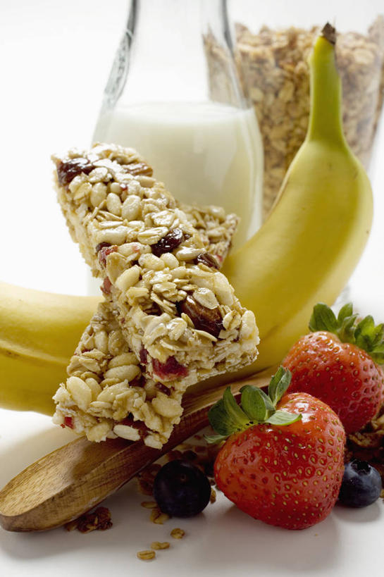 牛奶,无人,竖图,室内,特写,白天,白色背景,正面,早餐,桌面,桌子,草莓,浆果,香蕉,水果,阴影,新鲜,反射,木制,影子,谷物,生食,食品,果实,饮品,营养,美食,饮食,玻璃制品,食物,饮料,一个,玻璃瓶,木制品,瓶子,保健,摄影,有机食品,绿色食品,影棚,单个,麦片,乳制品,奶,牛乳,安神,洋莓,水果皇后,红莓,甘蕉,地莓,彩图,影棚拍摄,拍摄