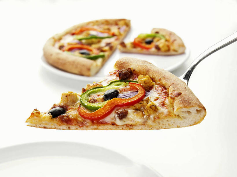 无人,横图,俯视,室内,特写,白天,白色背景,烹饪,西餐,桌面,桌子,橄榄,辣椒,蔬菜,餐具,水果,金属制品,阴影,新鲜,反射,金属,木制,铲子,碟子,盘,影子,肉,生食,鱼肉,料理,食品,披萨,匹萨,果实,鲔鱼,蔬果,金枪鱼,菜肴,美食,肉类,食物,盘子,木制品,碟,快餐,西式,摄影,佳肴,有机食品,绿色食品,影棚,吞拿鱼,黑橄榄,比萨,肉食,彩椒,西式快餐,垃圾食品,乌橄榄,乌榄,辣角,红海椒,大椒,辣虎,广椒,意大利薄饼,油橄榄,青果,白榄,甜椒,柿子椒,辣子,海椒,番椒,灯笼椒,彩图,高角度拍摄,影棚拍摄,拍摄