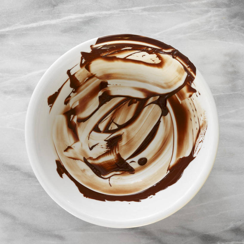 无人,方图,俯视,室内,特写,白天,白色背景,桌面,桌子,阴影,反射,木制,影子,陶瓷,调料,酱料,酱汁,佐料,食品,糖,糖果,甜点,甜品,陶瓷制品,调味品,调味料,酱,食物,一个,木制品,容器,碗,甜食,巧克力,摄影,肮脏,影棚,单个,储藏,朱古力,黑巧克力,储存,邋遢,龌龊,污秽,彩图,高角度拍摄,影棚拍摄,拍摄,贮存