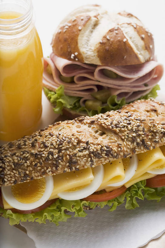 点心,面包,果汁,无人,竖图,俯视,室内,特写,白天,白色背景,烹饪,西餐,桌面,桌子,柑橘,黄瓜,蔬菜,西红柿,阴影,新鲜,反射,木制,影子,生菜,莴苣,蛋,鸡蛋,肉,香肠,芝麻,汉堡,三明治,橙汁,料理,食品,面点,腊肠,饮品,猪肉,菜肴,美食,肉类,玻璃制品,食物,糕点,饮料,一个,玻璃瓶,木制品,瓶子,快餐,西式,摄影,佳肴,有机食品,绿色食品,影棚,单个,可口,肉食,西式快餐,三文治,豚肉,脂麻,胡麻,白麻,巨胜子,春菜,鹅仔菜,莴仔菜,千金菜,油麻,卵,叶用莴苣,适口,橘子,桔子,橙子,橙,青瓜,胡瓜,番茄,彩图,高角度拍摄,影棚拍摄,拍摄