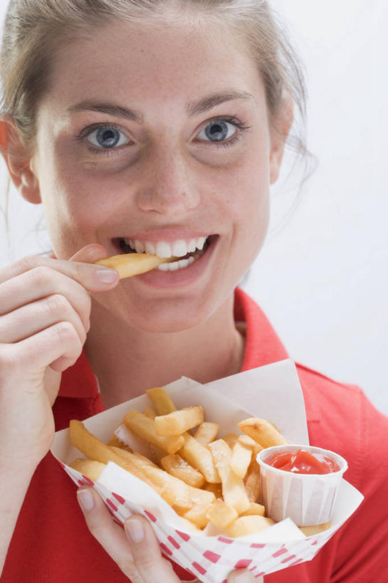 西方人,脸,头,脸颊,手,一个人,站,笑,吃,微笑,露齿笑,竖图,室内,特写,白天,白色背景,正面,烹饪,西餐,欧洲,欧洲人,仅一个年轻女性,仅一个女性,仅一个人,握,服装,纸盒,塑料,调料,酱料,酱汁,茄汁,佐料,料理,食品,调味品,拿,调味料,拿着,注视,休闲装,番茄酱,薯条,酱,菜肴,美食,盒子,食物,衣服,红色,包装盒,容器,塑料制品,碗,快餐,观察,看,站着,休闲,手部,休闲服,西式,握着,摄影,服饰,佳肴,影棚,观看,储藏,单手,察看,储存,关注,西式快餐,垃圾食品,年轻女性,女人,女性,白种人,头部,脸部,脸蛋,面部,嚼,食,站立,半身,彩图,影棚拍摄,拍摄,贮存