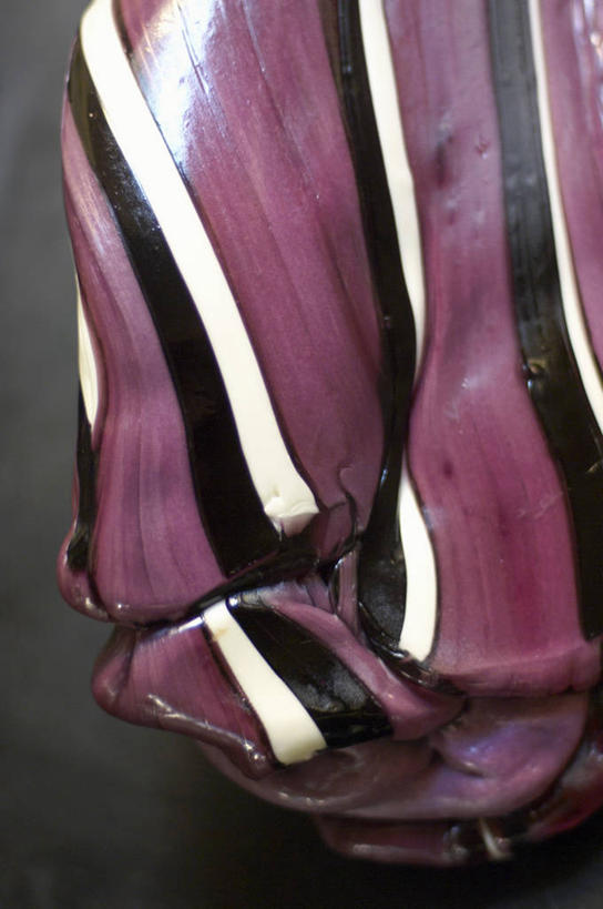 无人,竖图,俯视,室内,特写,白天,桌面,桌子,阴影,黑色背景,反射,木制,影子,食品,糖,糖果,甜点,甜品,软糖,食物,紫色,白色,黑色,木制品,甜食,摄影,影棚,彩图,高角度拍摄,影棚拍摄,拍摄