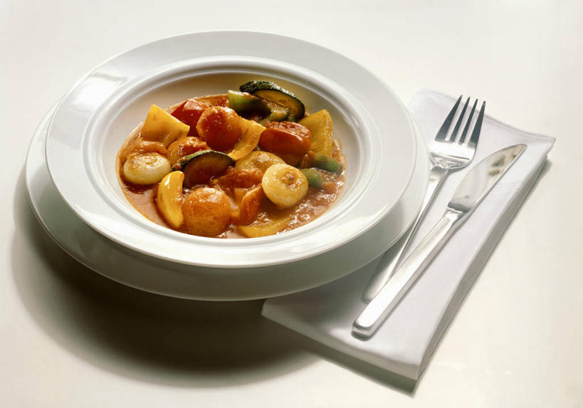 无人,横图,俯视,室内,特写,白天,烹饪,西餐,桌面,桌子,辣椒,蔬菜,西红柿,洋葱,餐具,金属制品,阴影,新鲜,反射,金属,木制,叉子,刀叉,刀子,碟子,盘,影子,肉,料理,食品,菜肴,美食,肉类,食物,两个,盘子,餐巾,木制品,碟,西式,佳肴,有机食品,绿色食品,玉葱,餐刀,肉食,彩椒,餐叉,辣角,红海椒,大椒,辣虎,广椒,保洁方巾,口布,进餐用具,圆葱,洋葱头,甜椒,柿子椒,球葱,辣子,海椒,番茄,番椒,灯笼椒,葱头,彩图,高角度拍摄