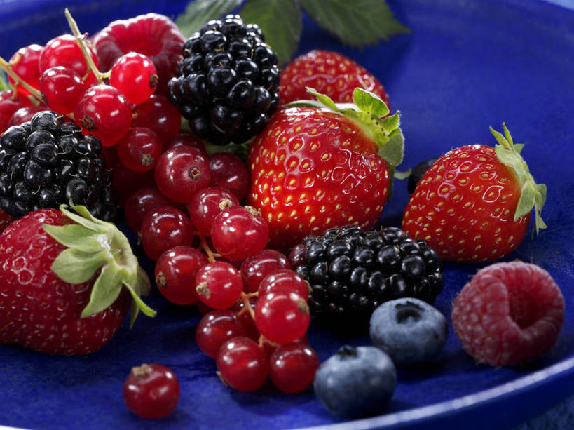 无人,横图,俯视,室内,特写,白天,桌面,桌子,草莓,浆果,蓝莓,黑莓,餐具,水果,叶子,阴影,新鲜,反射,木制,碟子,盘,影子,灯笼果,生食,食品,果实,绿叶,食物,一个,红色,蓝色,黑色,盘子,木制品,碟,嫩叶,有机食品,绿色食品,单个,山莓,树莓,红醋栗,三月泡,四月泡,山抛子,刺葫芦,悬钩子,馒头菠,高脚菠,龙船泡,泡儿刺,露莓,叶,叶片,洋莓,水果皇后,山都柿,蓝浆果,蓝靛果,红莓,地莓,醋栗,彩图,高角度拍摄