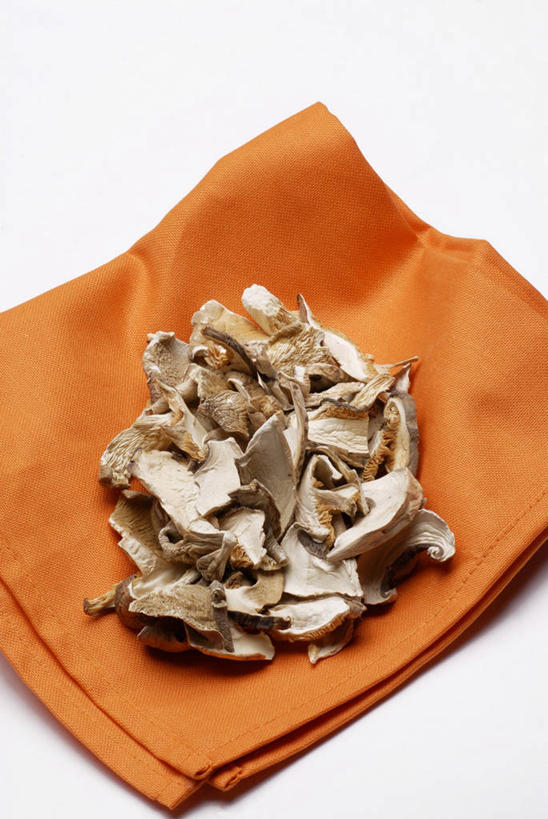 无人,竖图,俯视,室内,特写,白天,白色背景,桌面,桌子,蔬菜,一堆,许多,阴影,堆叠,堆积,新鲜,反射,木制,影子,菌菇,香菇,食品,很多,菌类,食物,灰色,餐巾,木制品,橙色,食用菌,摄影,有机食品,绿色食品,影棚,堆,保洁方巾,口布,彩图,高角度拍摄,影棚拍摄,拍摄