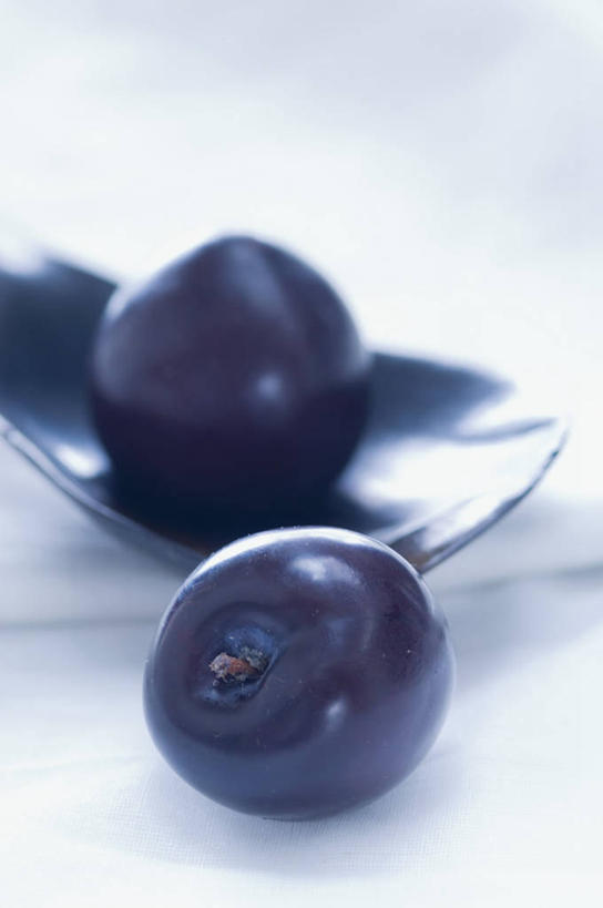 无人,竖图,俯视,室内,特写,白天,白色背景,桌面,桌子,李子,水果,金属制品,阴影,新鲜,反射,金属,木制,影子,勺子,生食,食品,果实,食物,两个,蓝色,木制品,调羹,汤匙,摄影,有机食品,绿色食品,影棚,红李,鸡血李,杏李,彩图,高角度拍摄,影棚拍摄,拍摄