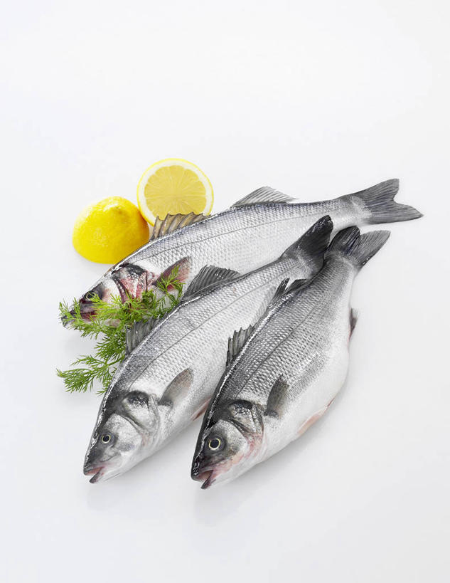海鲜,无人,竖图,俯视,室内,特写,白天,白色背景,桌面,桌子,柠檬,水果,阴影,新鲜,反射,木制,鱼,影子,生食,食品,果实,水产,鱼类,海洋生物,食物,木制品,摄影,有机食品,绿色食品,影棚,三条,鲈鱼,水生动物,海产品,横截面,水生物,剖面,海底动物,莳萝,洋茴香,土茴香,花鲈,鲈板,鲈子鱼,截面,截面图形,益母果,柠果,彩图,高角度拍摄,全身,影棚拍摄,拍摄