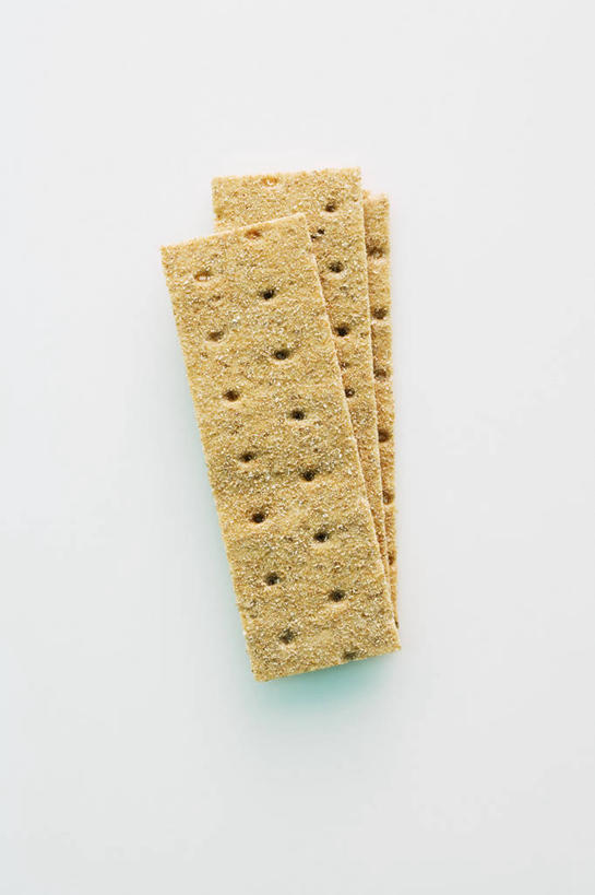 点心,无人,竖图,俯视,室内,特写,白天,白色背景,桌面,桌子,三块,一排,阴影,整齐,反射,木制,影子,食品,食物,排列,木制品,饼干,零食,摄影,影棚,堆,队列,彩图,高角度拍摄,影棚拍摄,拍摄