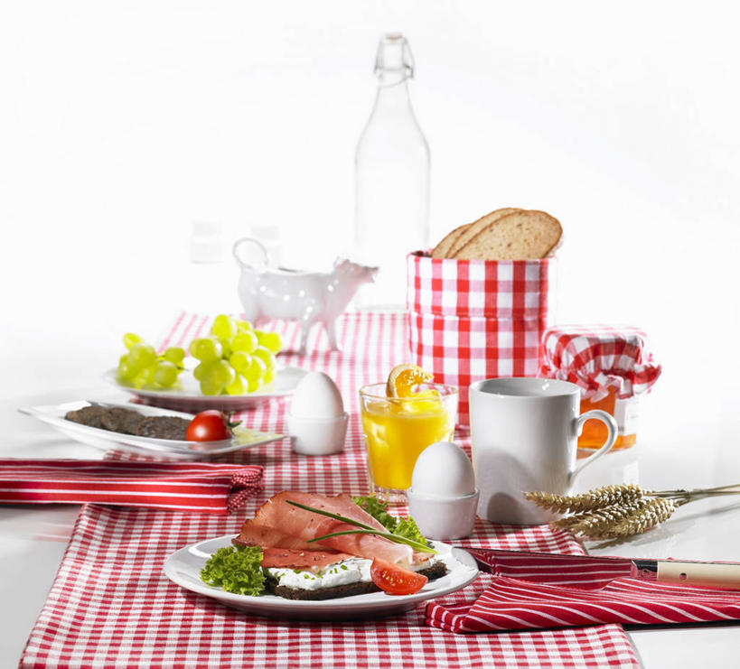 点心,面包,果汁,无人,横图,俯视,室内,特写,白天,白色背景,烹饪,西餐,桌面,桌子,柑橘,蔬菜,西红柿,杯子,餐具,阴影,新鲜,反射,木制,布料,碟子,盘,影子,生菜,莴苣,蛋,鸡蛋,三明治,橙汁,料理,食品,面点,饮品,布纹,菜肴,美食,玻璃制品,桌布,食物,糕点,饮料,盘子,餐巾,木制品,水杯,碟,台布,快餐,西式,摄影,佳肴,有机食品,绿色食品,影棚,可口,西式快餐,三文治,春菜,鹅仔菜,莴仔菜,千金菜,卵,叶用莴苣,适口,玻璃杯,橘子,桔子,橙子,橙,番茄,彩图,高角度拍摄,影棚拍摄,拍摄