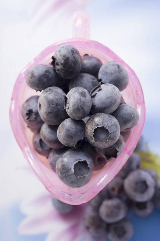 无人,竖图,俯视,室内,特写,白天,桌面,桌子,浆果,蓝莓,水果,一堆,许多,阴影,堆叠,堆积,新鲜,反射,木制,影子,陶瓷,生食,食品,果实,陶瓷制品,很多,食物,一个,蓝色,木制品,容器,碗,有机食品,绿色食品,单个,储藏,堆,储存,山都柿,蓝浆果,蓝靛果,彩图,高角度拍摄,贮存