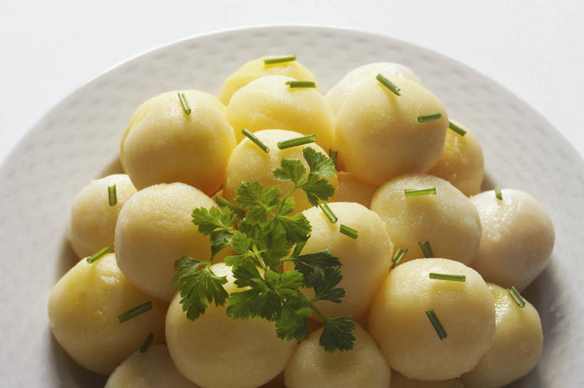 无人,横图,俯视,室内,特写,白天,白色背景,植物,桌面,桌子,芹菜,蔬菜,土豆,餐具,叶子,阴影,新鲜,反射,木制,碟子,盘,影子,葱,食品,绿叶,草药,药草,中药,食物,一个,绿色,自然,盘子,木制品,碟,嫩叶,摄影,有机食品,绿色食品,荷兰芹,欧芹,香芹,影棚,生长,单个,成长,细香葱,香葱,药材,中草药,中药材,本草,法香,巴西利,洋香菜,洋芫荽,法国香菜,馍馍蛋,旱芹菜,番荽,叶,叶片,洋芋,山药蛋,马铃薯,彩图,高角度拍摄,影棚拍摄,拍摄