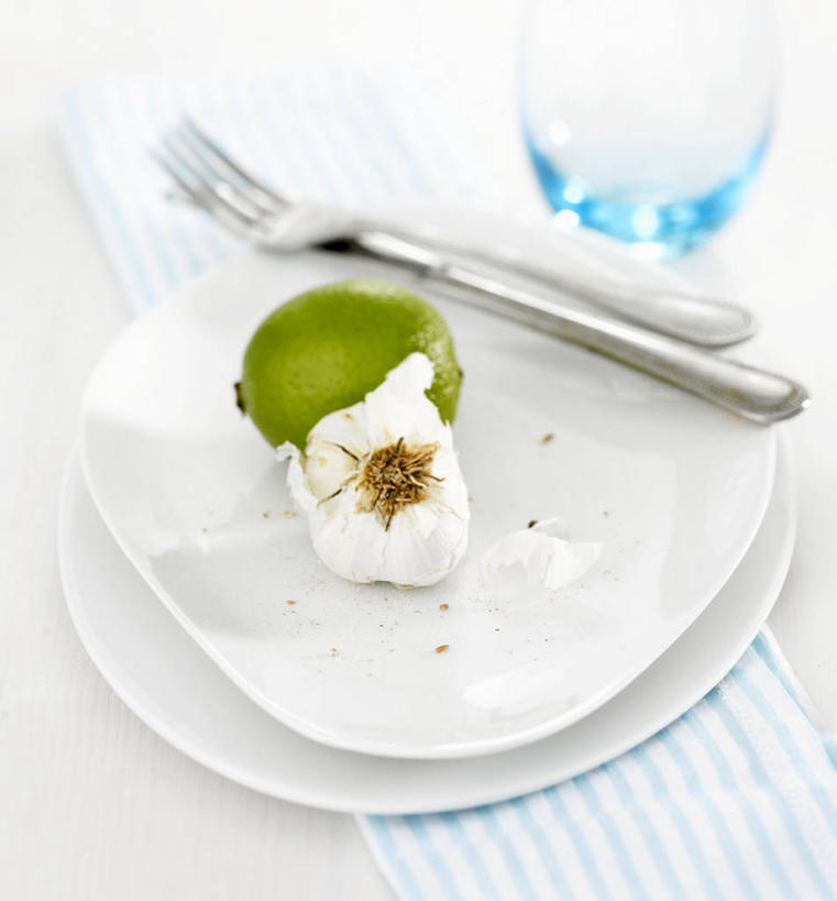 无人,竖图,俯视,室内,特写,白天,桌面,桌子,蔬菜,蒜,杯子,餐具,水果,金属制品,阴影,新鲜,反射,金属,木制,叉子,刀叉,刀子,碟子,盘,影子,生食,食品,果实,蒜头,蔬果,玻璃制品,食物,两个,盘子,木制品,水杯,碟,有机食品,绿色食品,餐刀,餐叉,酸橙,代代,胡蒜,玻璃杯,进餐用具,橙子,橙,大蒜,彩图,高角度拍摄