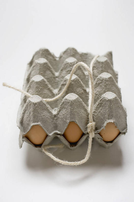 无人,竖图,俯视,室内,特写,白天,白色背景,桌面,桌子,一排,许多,阴影,环保,整齐,并列,并排,反射,木制,蛋格,影子,蛋,鸡蛋,很多,排列,一个,木制品,摄影,影棚,能源,单个,回收,资源,队列,平行,利用,低碳,鸡蛋盒,循环,鸡蛋格,蛋托,蛋盒,卵,持续,彩图,高角度拍摄,影棚拍摄,拍摄