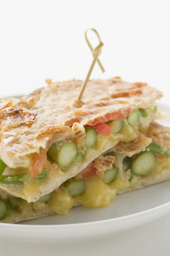 点心,面包,奶酪,无人,竖图,俯视,室内,特写,白天,白色背景,烹饪,西餐,桌面,桌子,芦笋,蔬菜,餐具,阴影,新鲜,反射,木制,碟子,盘,影子,干酪,起司,三明治,料理,食品,面点,芝士,营养,菜肴,美食,竹签,食物,糕点,一个,盘子,木制品,碟,快餐,乳酪,西式,摄影,佳肴,有机食品,绿色食品,影棚,单个,乳制品,发酵,西式快餐,皮塔饼,三文治,取食签,口袋面包,猪尾巴,药鸡豆子,石刁柏,蚂蚁杆,龙须菜,狼尾巴根,彩图,高角度拍摄,影棚拍摄,拍摄