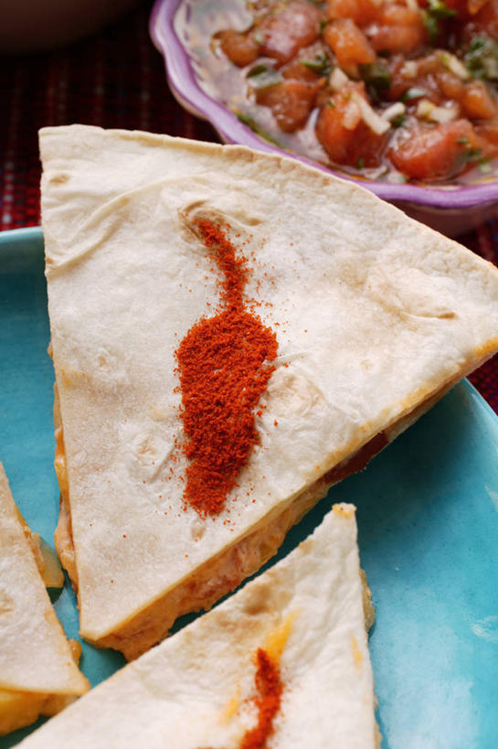 点心,海鲜,无人,竖图,俯视,室内,特写,白天,烹饪,西餐,桌面,桌子,蔬菜,西红柿,餐具,阴影,新鲜,反射,木制,碟子,盘,影子,调料,酱料,酱汁,虾,佐料,料理,食品,面点,调味品,调味料,馅饼,水产,酱,辣酱,菜肴,美食,大虾,海洋生物,食物,糕点,两个,盘子,木制品,碟,西式,佳肴,有机食品,绿色食品,对虾,辣椒酱,水生动物,海产品,水生物,海底动物,斑节虾,东方对虾,中国对虾,番茄,彩图,高角度拍摄