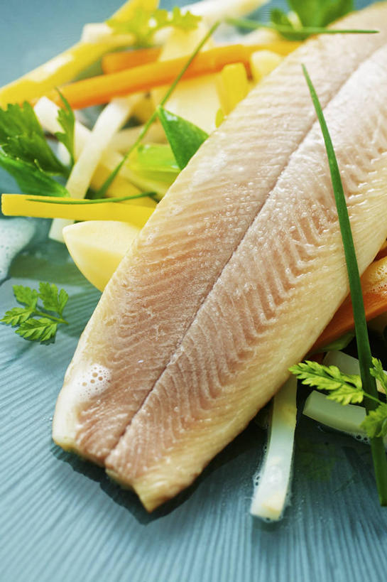 海鲜,无人,竖图,俯视,室内,特写,白天,烹饪,西餐,植物,桌面,桌子,鳟鱼,萝卜,胡萝卜,蔬菜,叶子,阴影,新鲜,反射,木制,纹理,影子,肉,鱼肉,料理,食品,绿叶,水产,菜肴,美食,肉类,海洋生物,食物,绿色,木制品,嫩叶,西式,佳肴,有机食品,绿色食品,水生动物,海产品,水生物,肉食,海底动物,肌理,鮅,赤眼鱼,红目鳟,红眼棒,叶,叶片,叶脉,野草鱼,红萝卜,甘荀,彩图,高角度拍摄