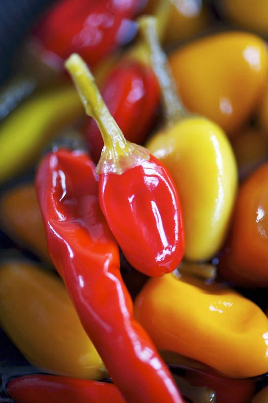 无人,竖图,俯视,室内,特写,白天,餐桌,桌子,辣椒,蔬菜,一堆,许多,阴影,堆叠,堆积,朦胧,模糊,新鲜,反射,影子,食品,很多,食物,黄色,红色,有机食品,绿色食品,餐台,堆,辣角,红海椒,大椒,辣虎,广椒,辣子,红辣椒,海椒,番椒,彩图,高角度拍摄