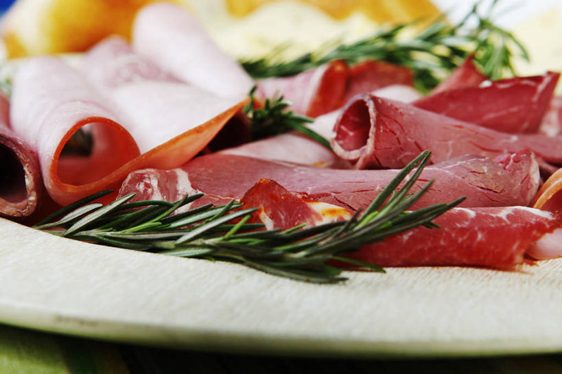 无人,横图,俯视,室内,特写,白天,餐桌,桌子,餐具,叶子,一排,切开,阴影,朦胧,模糊,整齐,装饰,反射,碟子,盘,影子,肉,绿叶,火腿,猪肉,肉类,腌制,排列,一个,盘子,碟,切,嫩叶,单个,餐台,华丽,修饰,点缀,迷迭香,配菜,队列,剖面,肉食,切面,豚肉,海洋之露,衬托,美观,雅致,雅观,熏制,火肉,兰熏,猪腿,叶,叶片,彩图,高角度拍摄