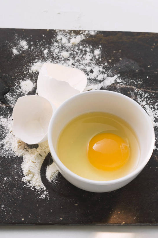 无人,竖图,俯视,室内,特写,白天,白色背景,餐桌,桌子,阴影,破碎,反射,粉末,影子,陶瓷,蛋,蛋黄,蛋清,鸡蛋,面粉,陶瓷制品,一颗,粮食,一个,容器,碗,粉,摄影,影棚,单个,餐台,储藏,农产品,破裂,储存,原材料,摧毁,草鸡蛋,卵,粉状,彩图,高角度拍摄,影棚拍摄,拍摄,贮存