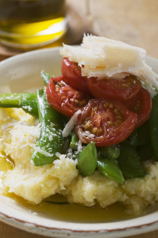 奶酪,无人,竖图,俯视,室内,特写,白天,烹饪,西餐,植物,餐桌,桌子,蔬菜,西红柿,杯子,餐具,阴影,朦胧,模糊,新鲜,反射,碟子,盘,影子,豆类,豆子,豌豆,食用油,油,干酪,橄榄油,起司,料理,食品,土豆泥,芝士,营养,荷兰豆,菜肴,美食,玻璃制品,食物,两个,盘子,水杯,碟,乳酪,西式,佳肴,有机食品,绿色食品,餐台,乳制品,发酵,雪豆,豆科,植物油,寒豆,毕豆,麻累,国豆,小寒豆,麦豌豆,马铃薯泥,薯蓉,玻璃杯,番茄,彩图,高角度拍摄