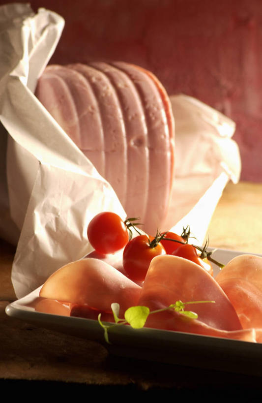 无人,竖图,俯视,室内,特写,白天,餐桌,桌子,蔬菜,西红柿,小番茄,餐具,切开,阴影,新鲜,反射,碟子,盘,影子,肉,食品,火腿,猪肉,肉类,食物,腌制,一个,盘子,碟,切,有机食品,绿色食品,单个,餐台,剖面,肉食,切面,豚肉,熏制,火肉,兰熏,猪腿,小西红柿,樱桃小番茄,珍珠小番茄,樱桃番茄,圣女果,番茄,彩图,高角度拍摄