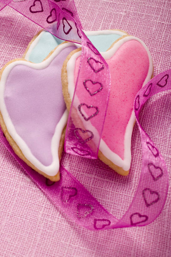 点心,无人,竖图,俯视,室内,特写,白天,爱情,餐桌,桌子,情人节,三块,阴影,节日,爱心,庆祝,装饰,反射,丝绸,丝带,影子,食品,缎带,曲奇,浪漫,文化,绸带,食物,饼干,零食,庆典,温暖,温馨,心形,恩爱,餐台,纪念,华丽,修饰,点缀,和睦,曲奇饼,曲奇饼干,衬托,美观,雅致,雅观,心型,彩图,高角度拍摄,融洽