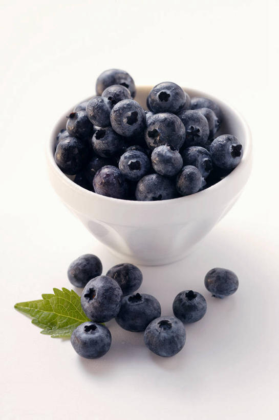 无人,竖图,俯视,室内,特写,白天,白色背景,餐桌,桌子,浆果,蓝莓,水果,叶子,一堆,许多,阴影,堆叠,堆积,新鲜,反射,影子,陶瓷,生食,食品,果实,绿叶,陶瓷制品,很多,食物,一个,蓝色,容器,碗,嫩叶,摄影,有机食品,绿色食品,影棚,单个,餐台,储藏,堆,储存,叶,叶片,山都柿,蓝浆果,蓝靛果,彩图,高角度拍摄,影棚拍摄,拍摄,贮存