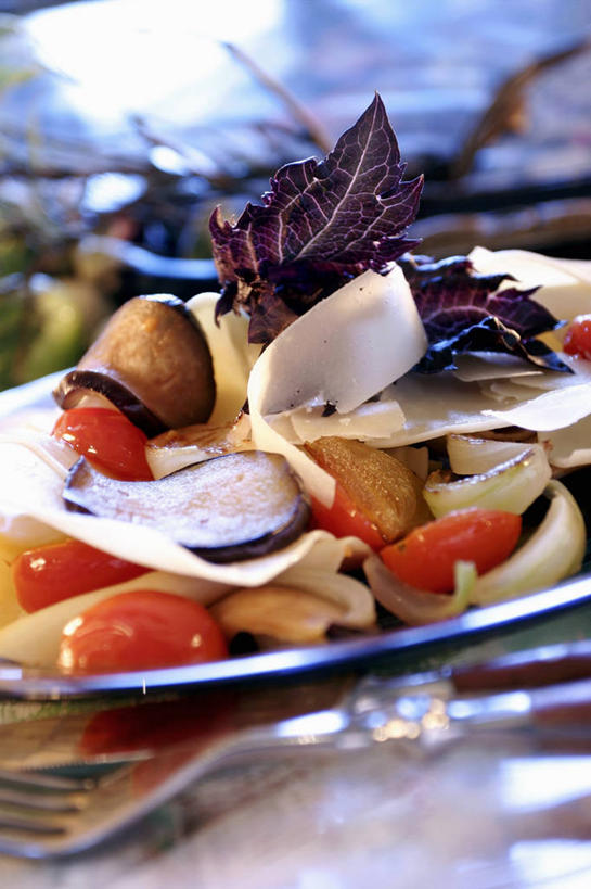 面食,面条,意大利面,无人,竖图,俯视,室内,特写,白天,烧烤,西餐,餐桌,桌子,茄子,蔬菜,西红柿,小番茄,洋葱,一堆,许多,阴影,堆叠,堆积,朦胧,模糊,新鲜,反射,影子,面,料理,食品,烤架,烤肉,很多,食物,铁架,西式,有机食品,绿色食品,餐台,堆,玉葱,小西红柿,樱桃小番茄,珍珠小番茄,圆葱,樱桃番茄,洋葱头,圣女果,球葱,落苏,酪酥,昆仑瓜,番茄,葱头,矮瓜,彩图,高角度拍摄