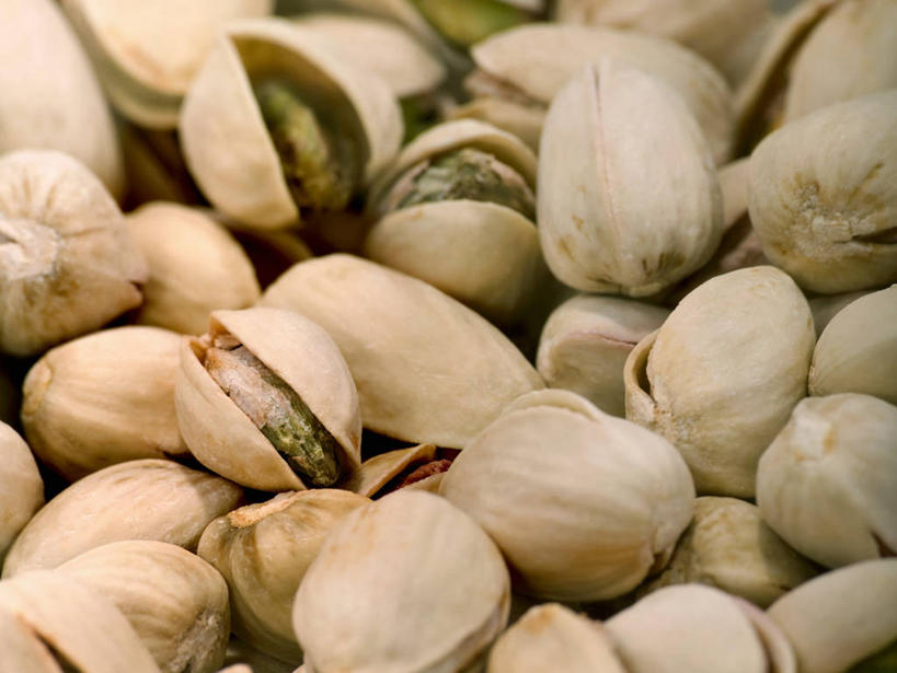 无人,横图,俯视,室内,特写,白天,餐桌,桌子,一堆,许多,阴影,堆叠,堆积,朦胧,模糊,反射,影子,坚果,很多,干果,餐台,堆,无名子,开心果,胡棒子,绿仁果,彩图,高角度拍摄