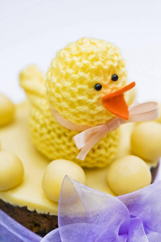 点心,无人,竖图,俯视,室内,特写,白天,白色背景,下午茶,餐桌,桌子,鸡,复活节,阴影,节日,庆祝,装饰,反射,丝绸,丝带,影子,食品,甜点,甜品,缎带,文化,绸带,食物,糕点,黄色,甜食,奶油,庆典,摄影,影棚,餐台,纪念,华丽,修饰,点缀,乳制品,衬托,美观,雅致,雅观,激凌,克林姆,淇淋,彩图,高角度拍摄,影棚拍摄,拍摄,蛋糕