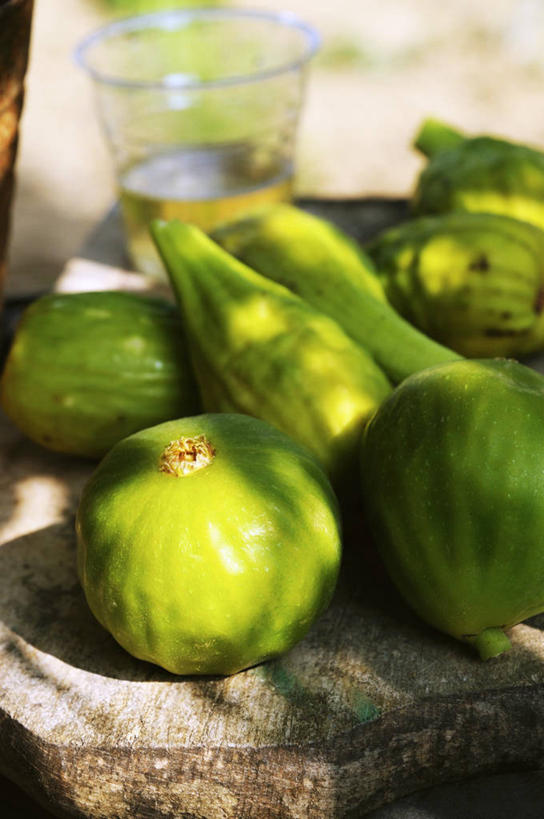 红酒,葡萄酒,无人,竖图,俯视,室外,特写,白天,餐桌,桌子,无花果,杯子,水果,一堆,阴影,堆叠,堆积,新鲜,反射,光线,影子,生食,食品,果实,白葡萄酒,酒类,玻璃制品,酒,食物,饮料,绿色,阳光,水杯,有机食品,绿色食品,餐台,堆,玻璃杯,映日果,树地瓜,奶浆果,蜜果,彩图,高角度拍摄