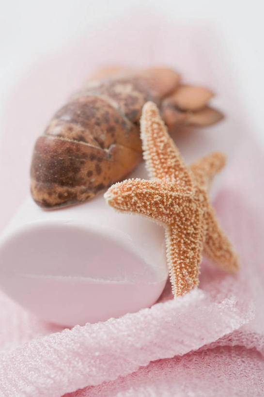 海鲜,龙虾,无人,竖图,俯视,室内,特写,白天,白色背景,化妆,美容,海星,护肤,阴影,朦胧,模糊,反射,纺织物,影子,虾,水产,海洋生物,自然,动物,化妆品,肥皂,毛巾,香皂,日用品,洗浴用品,清洁,保养,享受,休闲,生物,放松,保健,摄影,影棚,保暖,护肤品,化妆用品,水生动物,海产品,护肤用品,舒缓,水生物,透气,海底动物,养颜,防水,去污,紧肤,嫩肤,储水,耐磨,吸水,棘皮动物门,星鱼,洗涤,彩图,高角度拍摄,影棚拍摄,拍摄