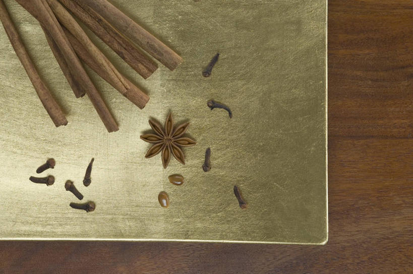 无人,横图,俯视,室内,特写,白天,餐桌,桌子,许多,阴影,反射,影子,调味,香料,佐料,肉桂,很多,茴香,餐台,八角,八角茴香,大茴香,配料,光辉,桂皮,八月珠,舶茴香,大料,作料,官桂,牡桂,筒桂,香桂,玉桂,初恋,愁绪,愁怨,华北紫丁香,龙梢子,丁香,紫丁香,彩图,高角度拍摄